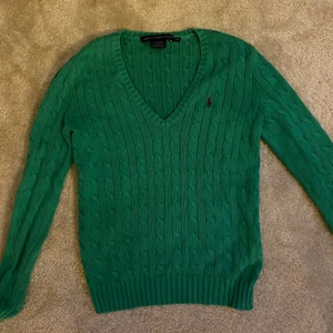 Ralph Lauren kabelstickad tröja!💚💚 - Unik färg som är skit snygg nu inför hösten! Enkel och nice🌟 storleken är M men passar också för de som har S. Säljer även en likadan tröja i annan färg om ni är intresserade💙💙 100% cotton😊