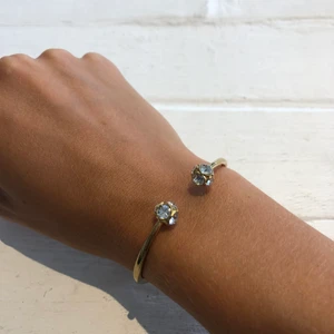 Stelt armband med stenar  - Säljer detta fina armband som passar alla, man öppnar från sidan. Köpt i USA på kate spade! Har tyvärr inte kvittot kvar..  originalpris 1500kr