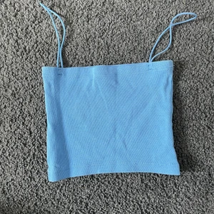 Zara topp - Ett linne från zara i blå. Sitter helt normalt och har nästan aldrig blivit andvänd. Toppen är i en storlek S. Frakten är inte med i priset 
