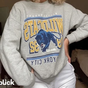 Sweatshirt - XS men passar S. Frakt tillkommer💓 Buda i kommentarsfält.