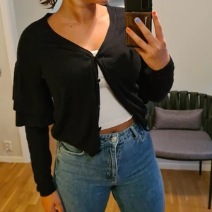 Kofta med puffärm  - Gullig kofta från Lindex i strl xs🦋🌸 Köparen står för frakten🌸