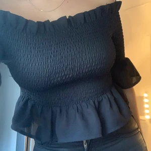 Svart topp - Svart söt topp från Ginatricot i storlek S. 🥰