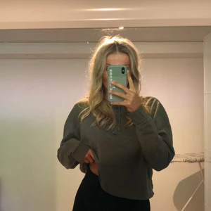 Militärgrön/brun hoodie - Brun/militärgrön hoodie i kortare modell, huvan syns ej men den finns;)) jätte mysigt material på insidan, passar Xs-M skulle jag säga även om storleken är L (divided)?? Använd sparsamt, hör av er för fler bilder/ vid frågor💚💚