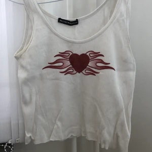 brandy melville linne ❤️‍🔥 - Så gulligt brandy melville linne, one size men passar xxs/xs/s ❤️ färgen stämmer bäst överens med andra bilden och köparen står för frakt. Priset kan sänkas vid snabbt köp!