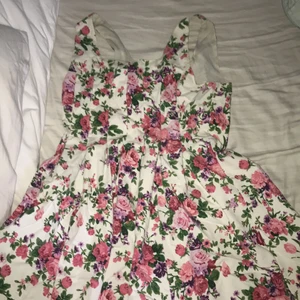 Känning  - Söt kommit med blommor på.  STRL L men passar mig som har S