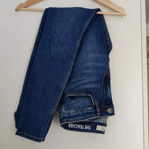 The teacher jeans från dobber köpta på MQ. Slim fit byxor med mid waist i jeansblå färg, lite mörkblå. Ankellängd. Använda ca 5ggr, alltså som nya! 