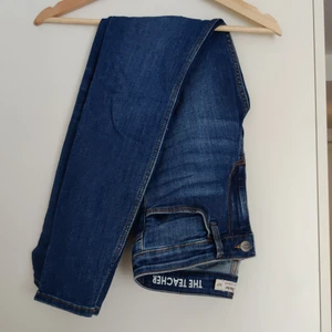 Dobber Jeans  - The teacher jeans från dobber köpta på MQ. Slim fit byxor med mid waist i jeansblå färg, lite mörkblå. Ankellängd. Använda ca 5ggr, alltså som nya! 