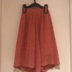 Byxor som ser ut som en tjol - Bäst för barn i åldern 4-6. Tunn material, perfekt till sommaren. Shortsen är lite tajta med åren. Hade de ändå när jag var 7-8 år. 