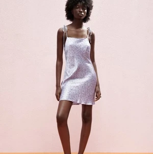 Zara klänning - Nattlinneinspirerad klänning från Zara, från denna sommarkollektion. Ej använd med etikett