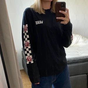 Vans tröja - Supersnygg Vans långärmad i storlek XL! Sitter som storlek S på mig dock🥰