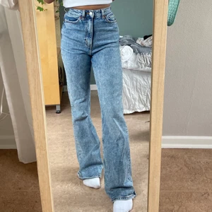 Monki Kaori jeans - Blåa jeans från monki i modellen Kaori!! Sitter jättebra runt midjan💓💗💘💝💖💞 Näst intill oanvända! Frakten kommer vara spårbar!!