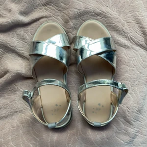 Silvriga sandaler  - Ett par jätte sköna och fina skandaler😍