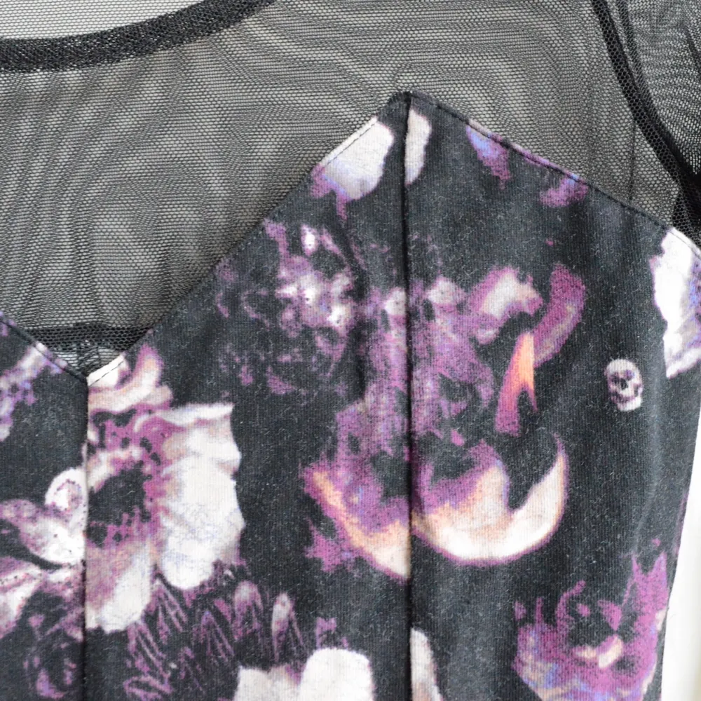 Otroligt fin bodycon klänning med mesh-överdel och mönster av döskallar och blommor. 🖤🌸. Klänningar.