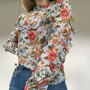 Blommig blus  - En supersöt och fin blus som jag älskat i många år och som behöver en ny garderob.  👗 Den är i ett tunt nästan genomskinlig tyg men inte så att man känner att man behöver ha något annat under.