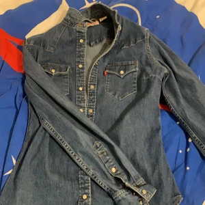 Jeans jacka  - Säljer denna fina jeans jacka från Levi’s