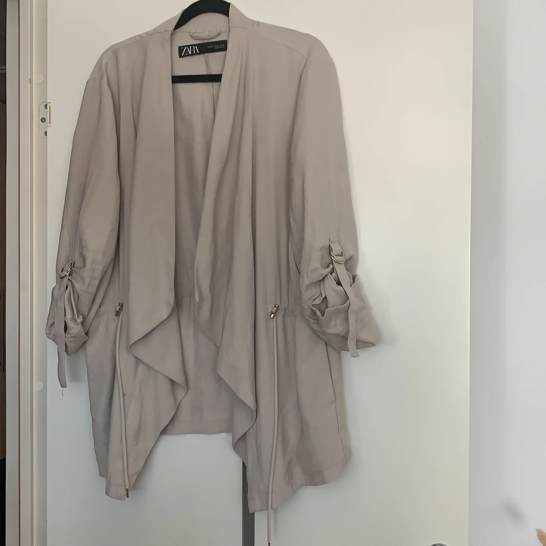 En beige kofta från Zara  - 90