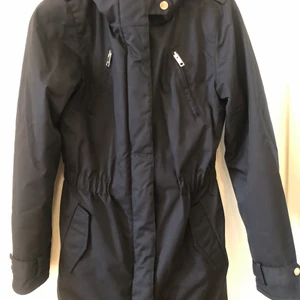 Elvine Gunnel jacka svart, storlek S. - Elvine Gunnel jacka i svart, storlek S. Använd ett fåtal gånger, som ny.