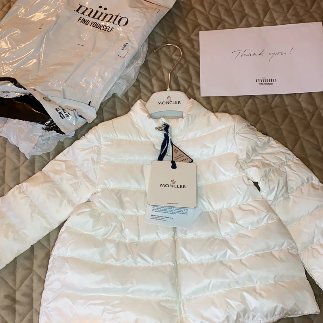 Moncler jacka jätte fin och söt.