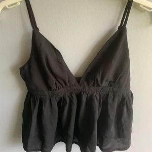 Volang topp - Jättefin volang topp/linne från bikbok🖤helt ny med lappen kvar🖤nypris 199 kr🖤säljer för 130 kr🖤går både att mötas eller fraktas, köparen står för frakten (fraktalternativ kan väljas av köparen)🖤bara att skicka iväg ett meddelande vid intresse, för fler bilder eller mer info!☺️