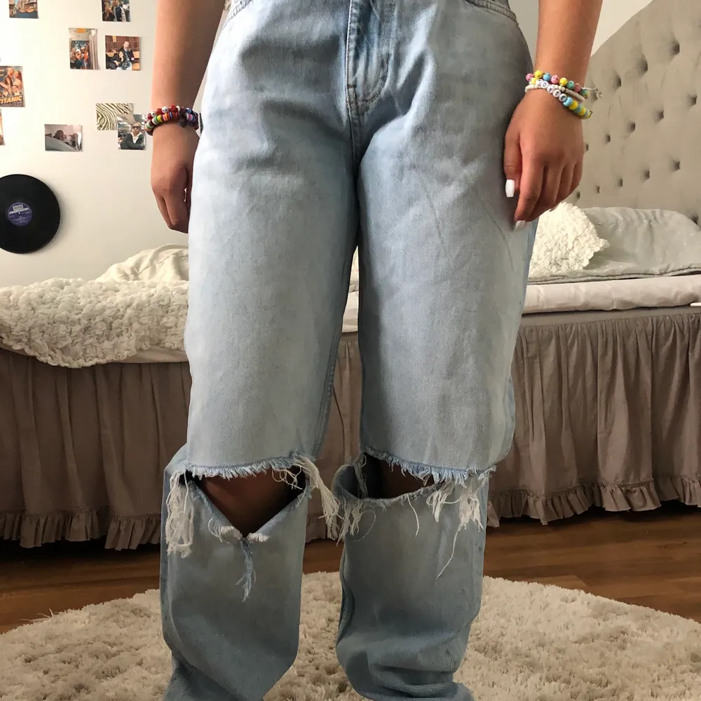Väldigt fina jeans som inte passar längre. Köpta för 600kr men säljer för 100kr. Bra skick💕💕 Den första och andra bilden visar hur jeansen sitter på olika personer!. Jeans & Byxor.