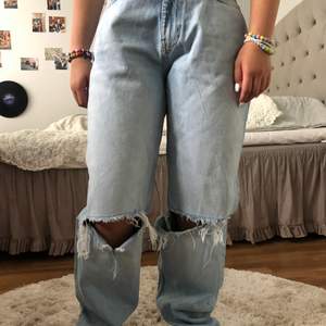 Väldigt fina jeans som inte passar längre. Köpta för 600kr men säljer för 100kr. Bra skick💕💕 Den första och andra bilden visar hur jeansen sitter på olika personer!