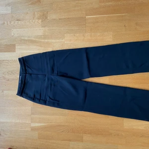 Kostymbyxor h&m  - Säljer dessa kostymbyxor ifrån h&m i mycket bra skick som jag har växt ur. Storleken är 32 men jag skulle säga att de sitter mycket mer som en 34. De går ner till marken på mig som är 169cm lång. Nypriset är 500kr. 💕💫✨