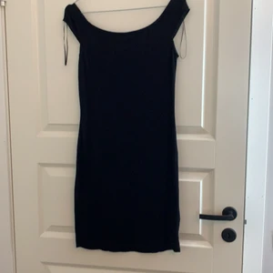 Svart klänning - Svart liten klänning. Kan välja att ha off shoulder eller inte. Använd ett fåtal gånger 