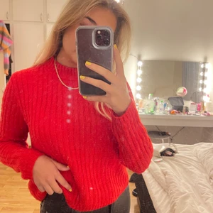 Röd stickad tröja - Säljer denna super fina röda stickade tröja från H&M som inte längre säljs i butik, sparsamt använd utan några skavanker ❤️ Skickas med spårbar frakt :)