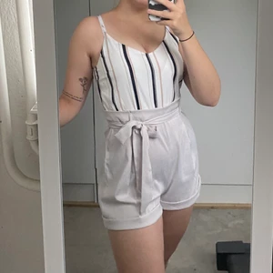Fin playsuit från Mirrou - En superfin playsuit med band runt midjan. Passar M och har använts sparsamt. För referens är jag är 1,73 cm lång, har 40 i byxor och s/m topp✨