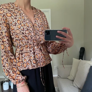 Mönstrad topp - As ball topp i höstfärger. Regleras/knyts i midjan. Knappt använd så den är som ny☺️ storlek M men passar även S!