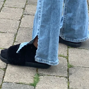 Blå jeans - Blå botcut jeans med en slits, storlek s köparen står för frakt!