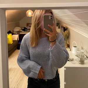 Stickad tröja - Superfin stickad tröja i en ljusblå färg från NA-KD i storlek XS 🤍 skönt material och passar till mycket, perfekt nu till hösten. Säljer då den inte kommer till användning. 120kr + frakt