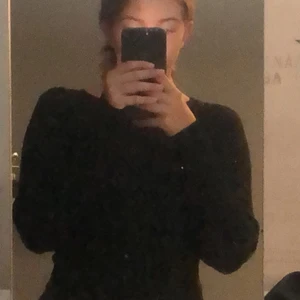 Strl xs - Superfin svart långärmad tröja med en liten detalj bak på ryggen. Använd en gång.