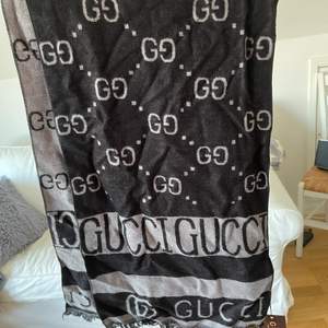 Gucci scarf, jag vet inte om den är äkta. Beställde en klänning och fick hem denna, därav säljer jag den. 100kr+48kr frakt