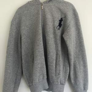 Grå Ralph lauren hoodie med marinblå logga. Står att storleken är xl men sitter mer som M/L