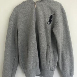 Ralph lauren hoodie  - Grå Ralph lauren hoodie med marinblå logga. Står att storleken är xl men sitter mer som M/L