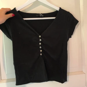 Topp - Avklipps svart topp köpt på secondhand