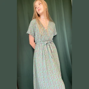 NY klänning Zauberstern - NY! Klänning ifrån Zauberstern i strl L. Modellen på bilden har i vanliga fall strl. S, men tygets stretch och snöret i midjan gör att den passar alla mellan S och L. För modellen går klänningen ner till fötterna. Nypris ca. 800 kr. 