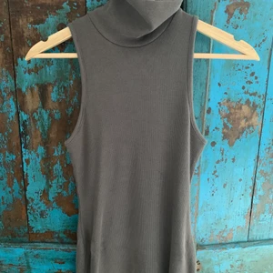 Bodycon klänning - Så snygg figurnära klänning från Zara. Går ungefär till under knäna på mig som är 168 cm. Man får verkligen snygg form i denna. 