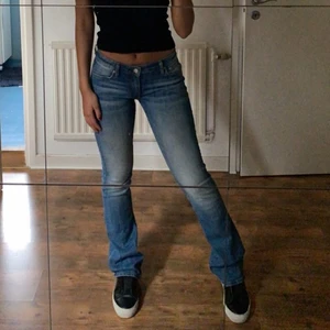 Blåa lågmidjade jeans - Säljer mina blåa lågmidjade jeans från crocker som inte kommer till användning längre. Skick är 9/10. Jag är 165 cm lång och dessa sitter såhär på mig. Storlek 27/33 ❌BUD PÅ 400kr privat ❌