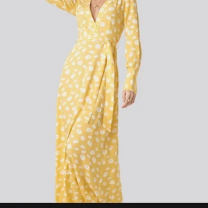 Klänning  - Klänning från NA-KD aldrig använd, storlek 40 men passar också en 38. Köpt för 350kr. Köpare står för frakt