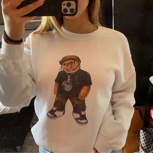 Sweatshirt  - Köpte tröjan från Fashionbear.se i vintras men den har mest hängt i garderoben. Köpte tröjan i storlek M, ny pris är 799kr🥰 