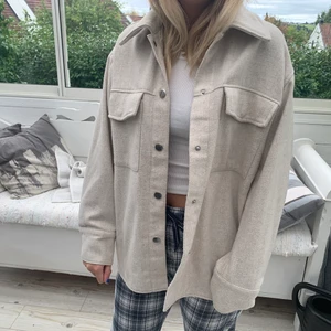 skjortjacka - skjortjacka från monki i fint skick😊 storlek xs men passar s också