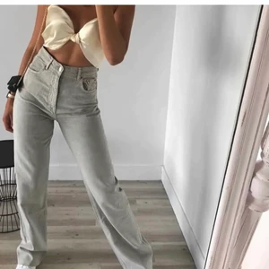 Zara jeans - Säljer dessa jeans ifrån zara i storlek 34, nyskick, sitter jätte fint på💓 skriv om frågor eller fler bilder💓 (lånade bilder) Bud: 320 ink frakt