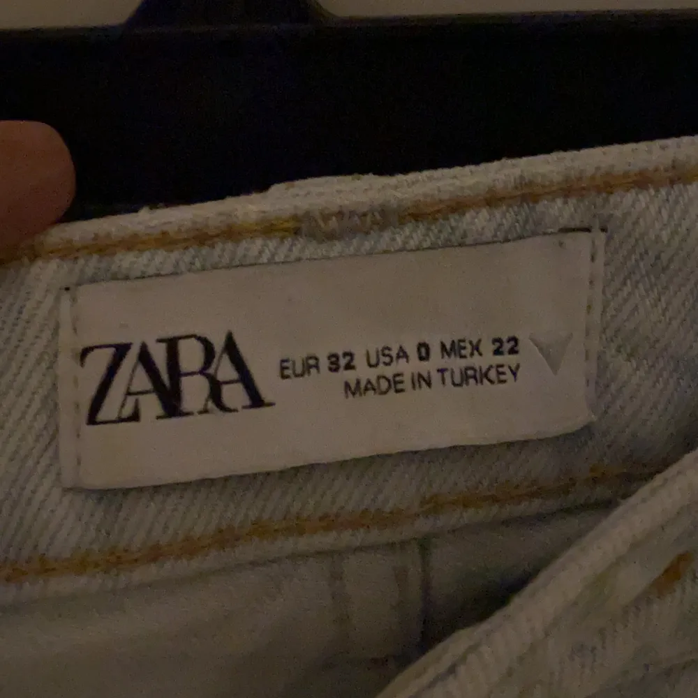 Ett par slutsålda Zara jeans med slits på insidan av benet, älskar dessa byxor och de ser ut som nya . Jeans & Byxor.