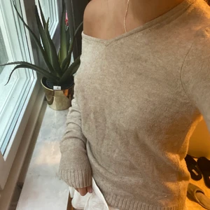 Stickad tröja - Säljer nu min älskade beiga tröja, en stor favorit! Lite nopprig, kan skicka mer bilder om så önskas. Tröjan är i storlek xs och är köpt på vila! Säljer för 95 + frakt!💕💕