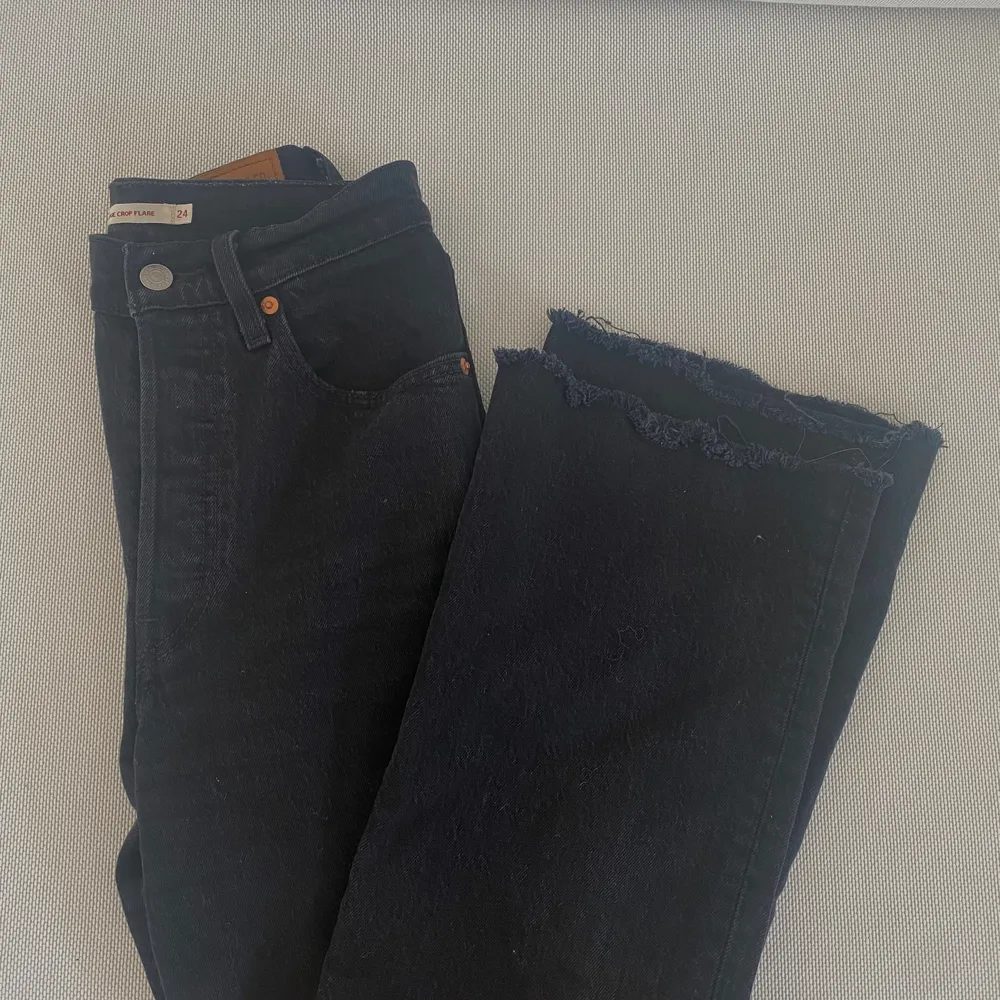 Ribcage crop flare. Säljes då dem är för korta för mig! Köp direkt eller kom med bud! . Jeans & Byxor.