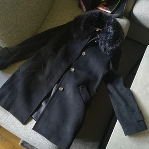 Kappa HM st 36 - Svart kappa från HM, st 36, knappt använd. Vill ha nytt hem! 