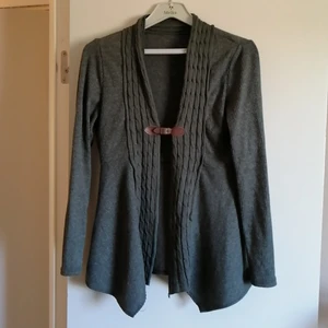 Grön kofta med spänne - Jättefin, grön kofta med spänne. Använd en del men i fint skick! I storlek M ☺️