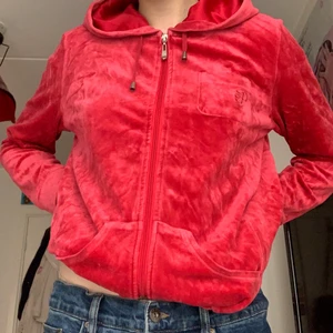 Röd/Rosa Kofta - Röd/Rosa kofta av sammet / velvet av märket Pret - Den skiftar färg beroende på ljuset - Storlek L - Säljer då den inte används - Köparen står för frakt ❤️🌻🦆🌋